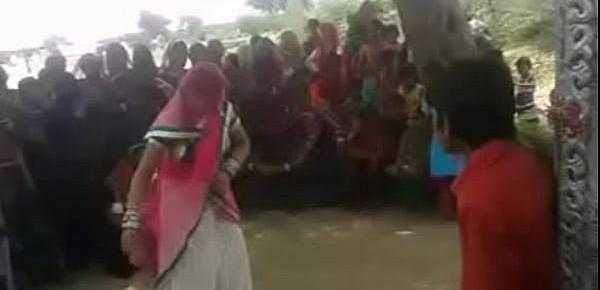  Bhabhiji Dancing On Bhojpuri Song In Gaon(videomasti.com)